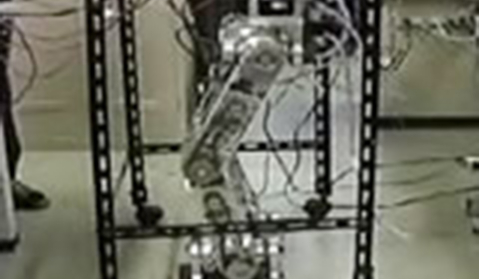 研究室で開発した二足ロボットの第１号機