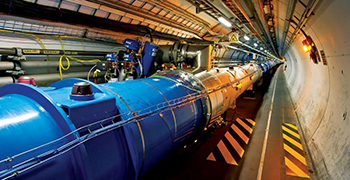図2. LHC加速器のビームパイプ（提供：CERN）