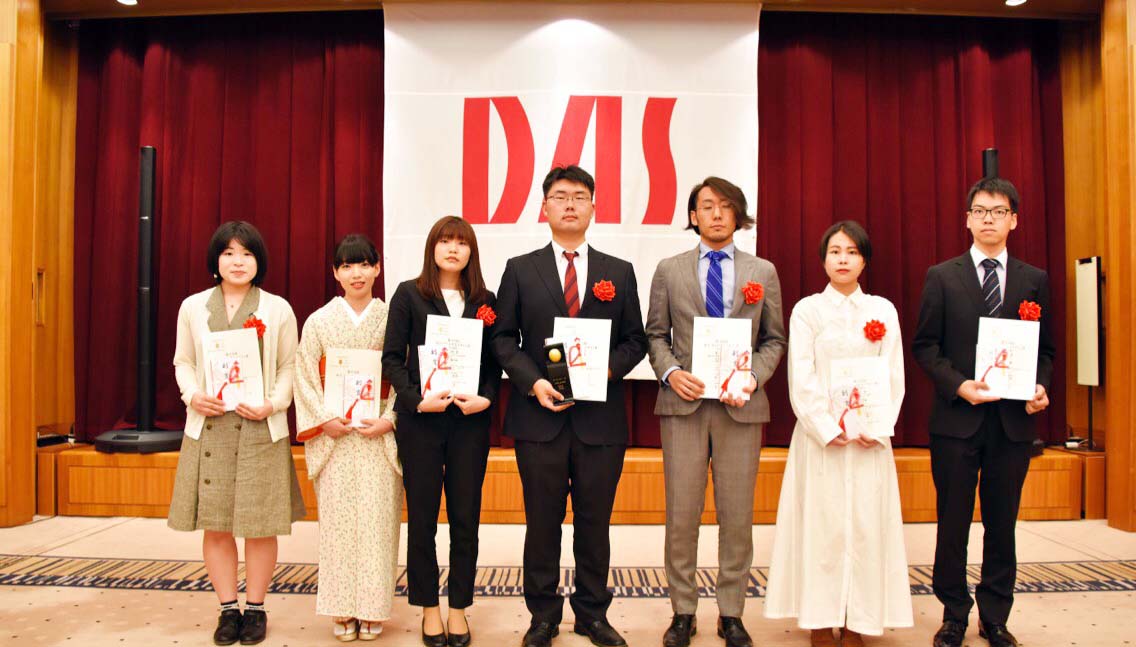 第49回毎日・DAS学生デザイン賞の授賞式（門屋さんは左から３番目）