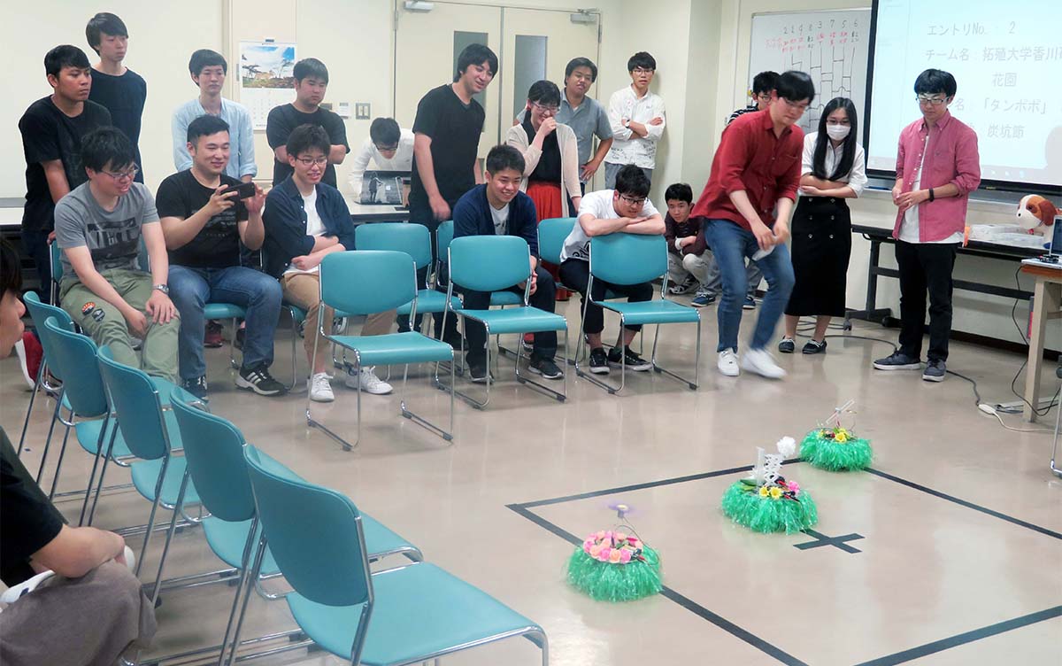 競技の様子(ロボットは,香川研究室のダンスロボット)