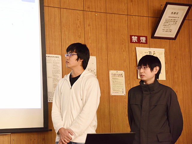 PRプロモーションのシナリオを説明する両角君と冨山君