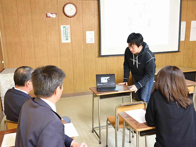表現方法を解説する高木君