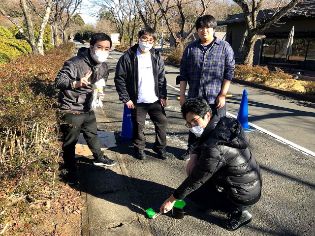 八王子国際キャンパスに交通安全立体路面標示を設置しました4